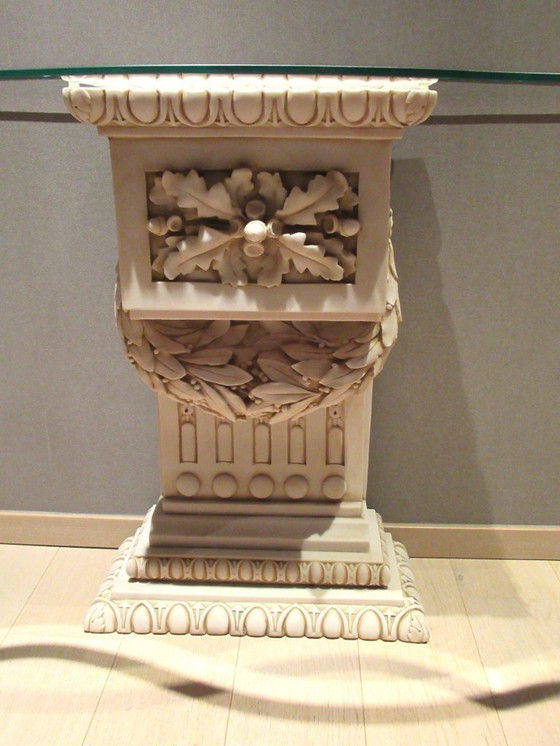 Image 1 of Console in gemalen marmer met gefacetteerd glazen blad