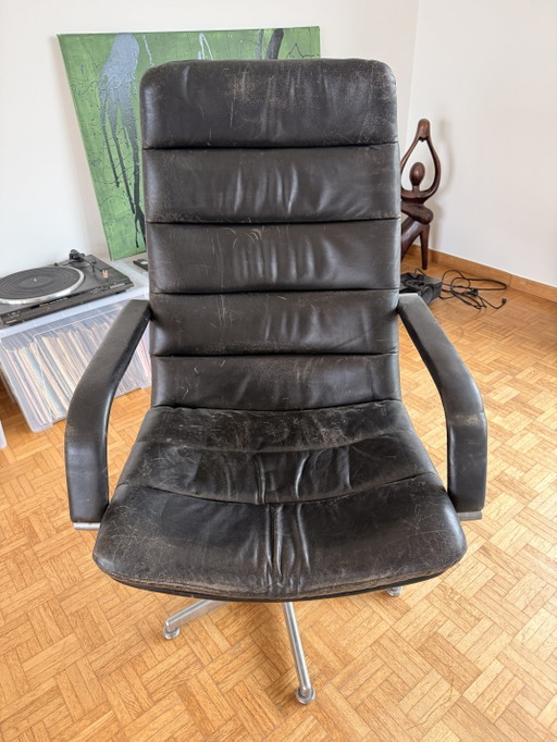 Vintage bureaustoel met hoge rugleuning van Artifort – zwart leer (voormalig stadhuis van Antwerpen)