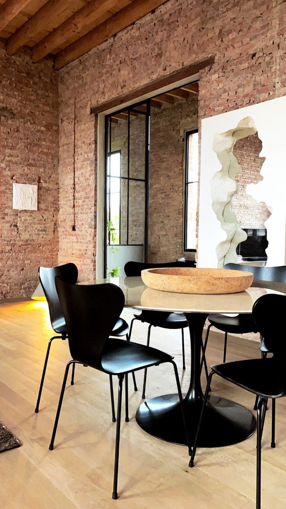 Image 1 of Knoll Saarinen Tulip dining table rond