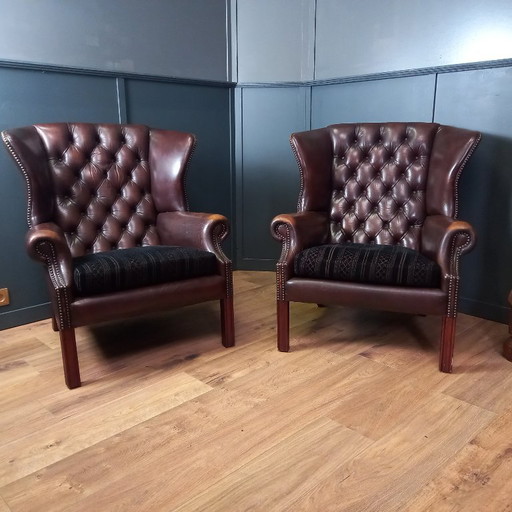 Steigern Sie Ihr Wohngefühl mit diesem beeindruckenden Set Chesterfield-Ohrensesseln aus Kuhfell!