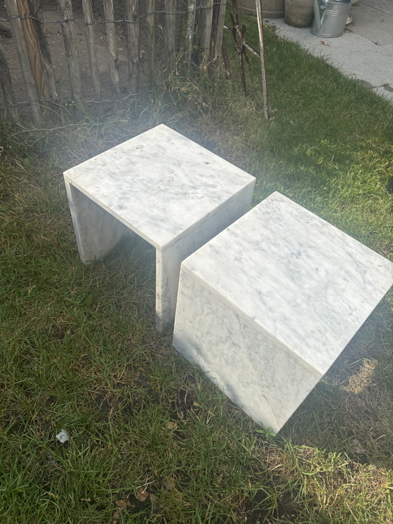 Image 1 of Ensemble de 2 tables d'appoint en marbre blanc en forme de U, design cubique