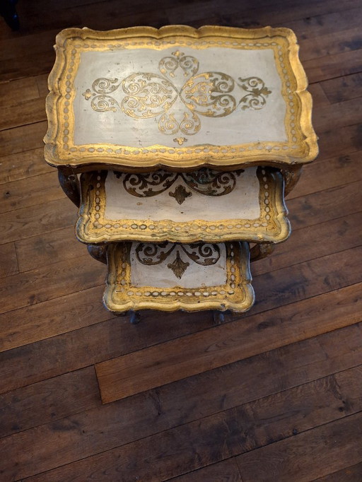 Vintage Florentijnse bijzettafels set van 3 goud en crème Italiaans Hollywood Regency-meubilair