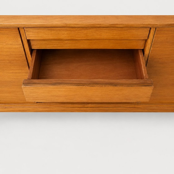 Architektonisches Sideboard im Mid-Century-Modern-Stil aus hochwertigem Okoumé – Wood (photo 3 of 6)