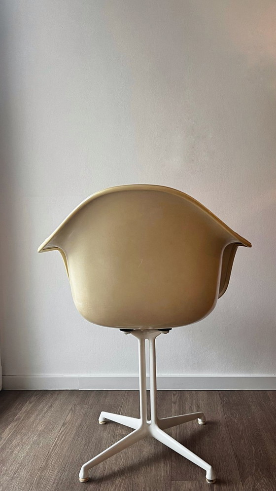 Image 1 of Herman Miller Eames Fiberglass Fauteuil | Oranje