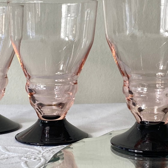 Image 1 of 6 piccoli bicchieri da vino o acqua art déco rosa con gambo nero, 8 cl