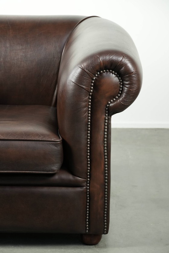 Image 1 of Luxe bruine rundleren chesterfield fauteuil met een tijdloze Engelse uitstraling