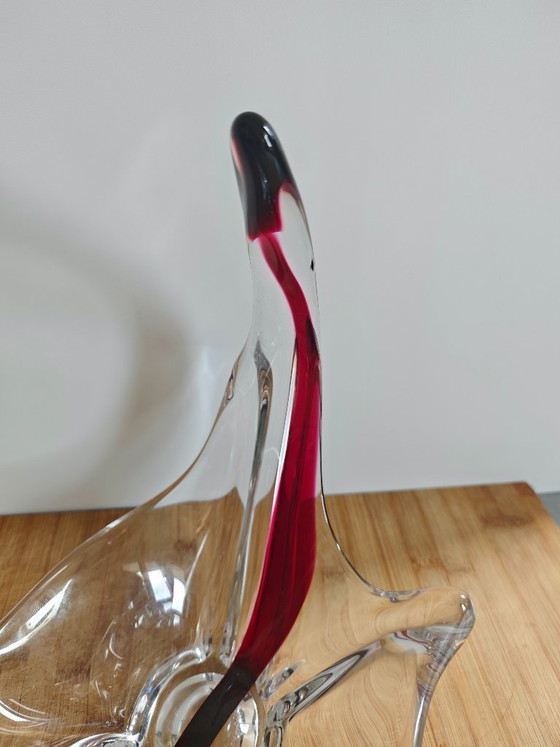 Image 1 of Coupe sculpturale vintage en cristal — « verre balancé » — cristal clair avec accent rouge/bordeaux