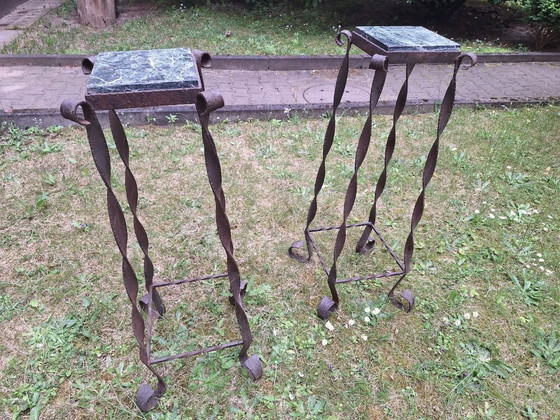 Image 1 of Coppia di colonne brutaliste in ferro battuto e marmo venato, anni '60