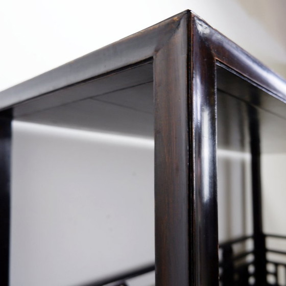 Image 1 of Vintage drielaagse Chinese boekenkast van gelakt hout - 20e eeuw