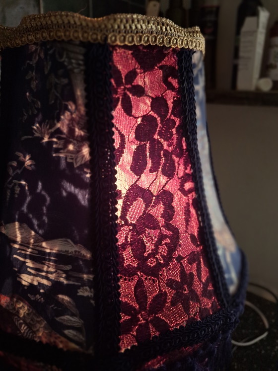 Abat-jour Fait Main en Velours et Dentelle 25 × 25 Cm Style Vintage/Classique, Suspendu/Sur Pied – handgemaakt (photo 3 of 6)