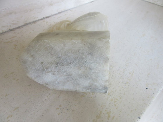 Image 1 of Figurine de coq cockrill fabriquée à la main en onyx blanc translucide ou en albâtre