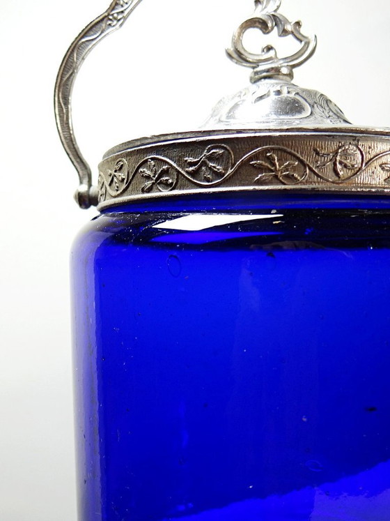 Image 1 of Tarro antiguo para galletas o dulces, de cristal azul cobalto y metal plateado, principios del siglo XX.