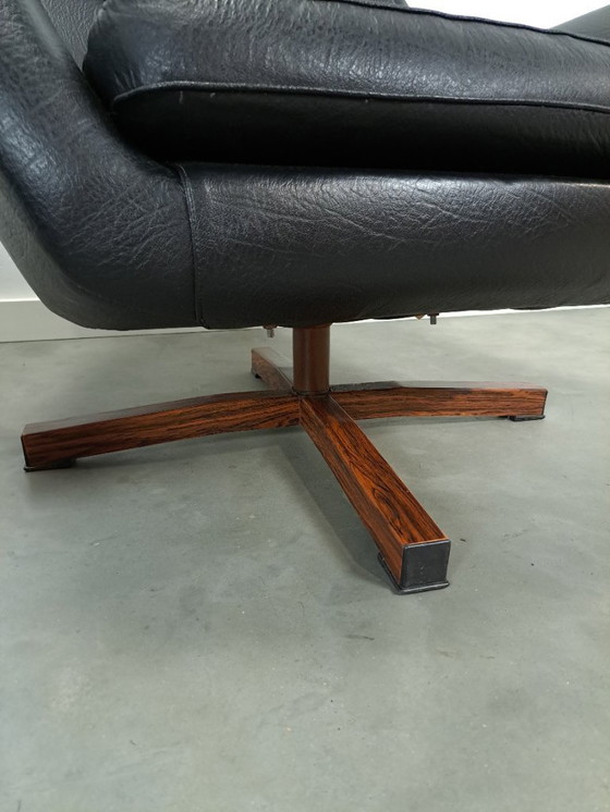 Image 1 of Sedia girevole in pelle artificiale nera proveniente dalla Svezia