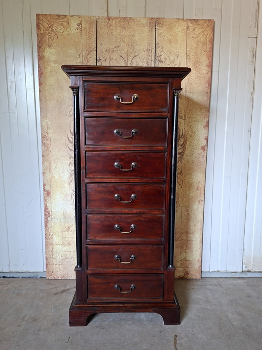 Cassettiera classica in mogano, schedario, stile Impero. Dimensioni: 62x45 cm e 137 cm di altezza.