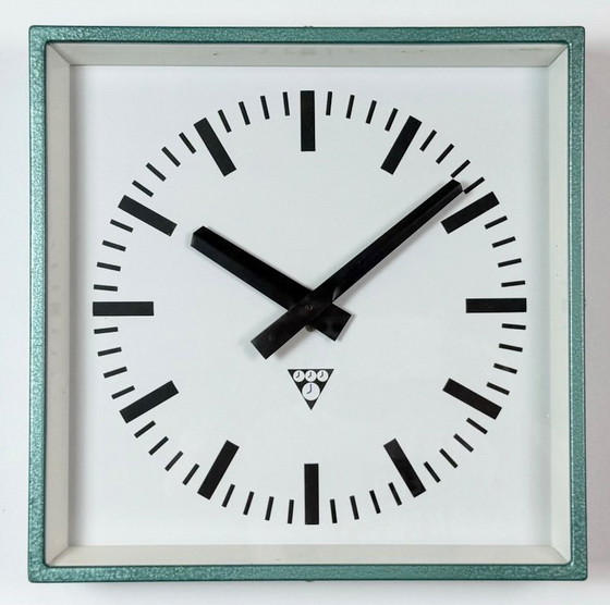 Horloge murale carrée industrielle verte de Pragotron, années 1970 – Pendules, Glass, Iron (photo 3 of 16)