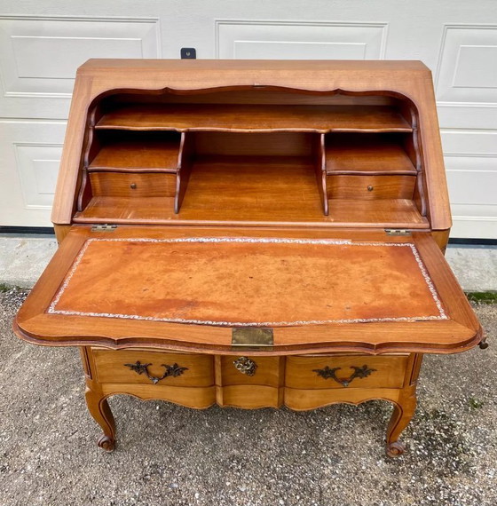 Image 1 of Scrivania/scrivania in stile Luigi XV con parte anteriore inclinata e piano arrotondato