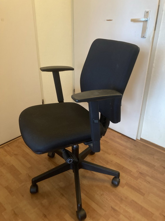 Verstellbarer Bürostuhl in ausgezeichnetem Zustand – Bürostühle, Metall, Kunststoff (photo 4 of 5)