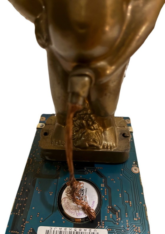 Walter Geraci – Piss on the Future – Bildhauerei, Metal, Gold (photo 3 of 8)