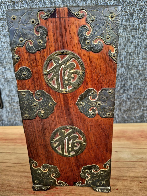 Antico portagioie cinese in palissandro con accessori in ottone