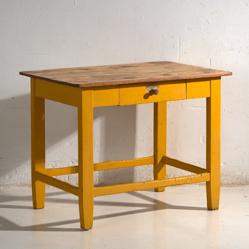 Antico tavolo da cucina dipinto in legno di pino – Europa Centrale, circa 1920