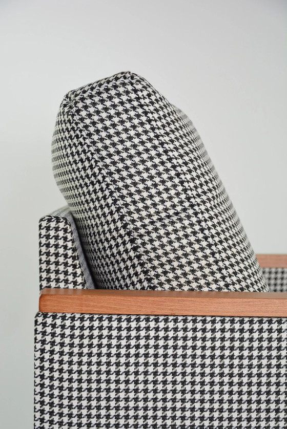 Image 1 of Zwart-witte fauteuil met pied-de-poulepatroon