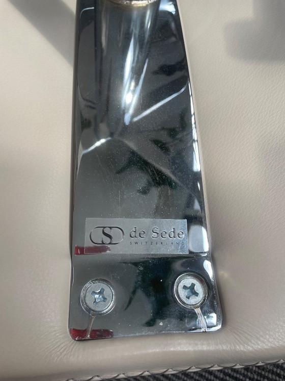 Image 1 of Sillón Sede con reposapiés color crema.