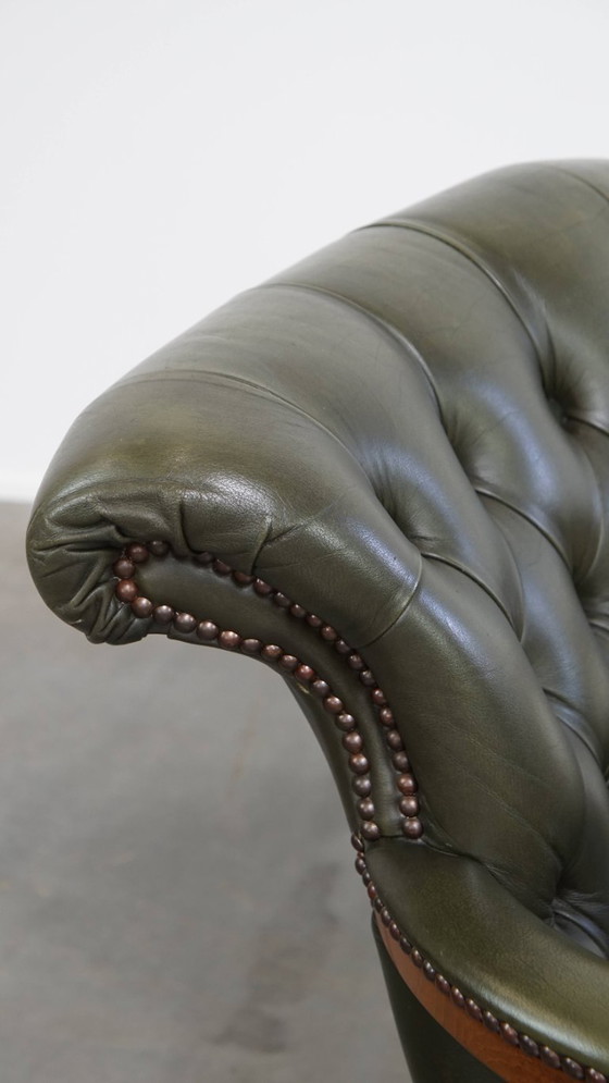 Image 1 of Sedia da ufficio chesterfield in pelle di vacchetta verde in stile inglese su rotelle