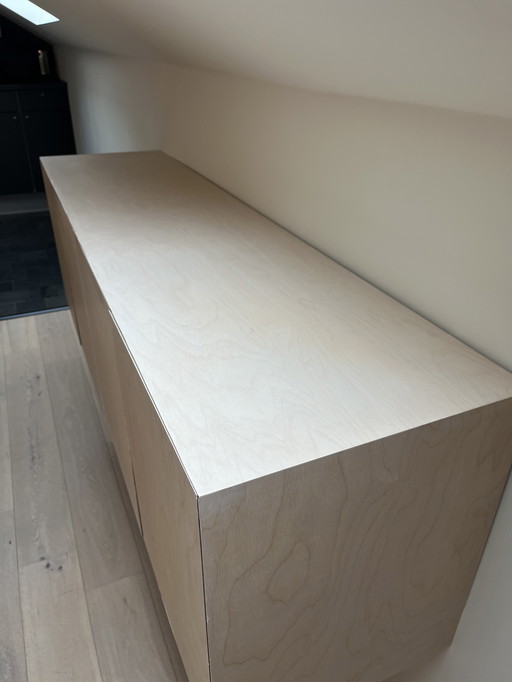 Entwurf eines schwebenden Wandschranks aus Birkensperrholz