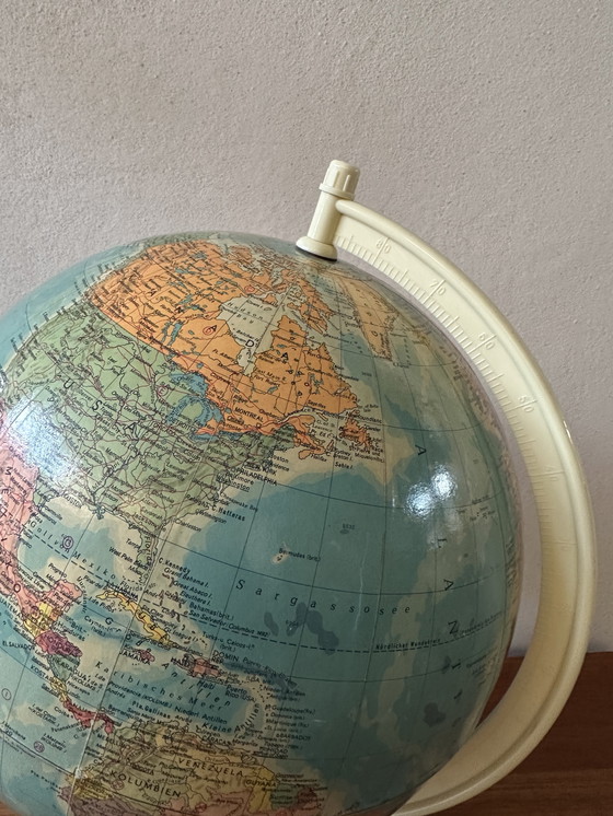 Image 1 of globe politique vintage