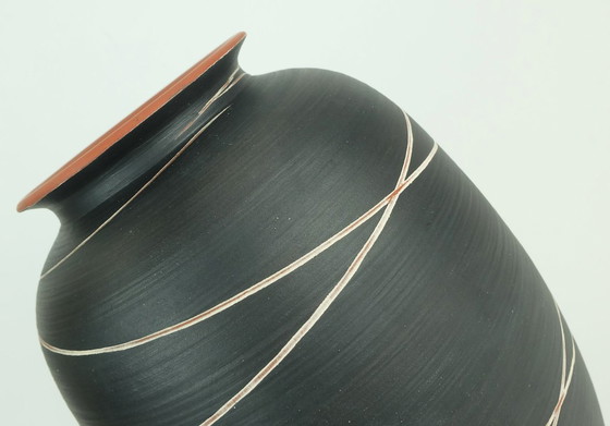 Image 1 of Vase en céramique Wekara modèle 10/30 à décor rayé, style années 1950, fabrication allemande.