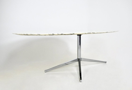 Ovaler Esstisch von Florence Knoll für Knoll, 1960er Jahre, Esstische, Marmor, Metall, Weiß (Foto 8 von 11)