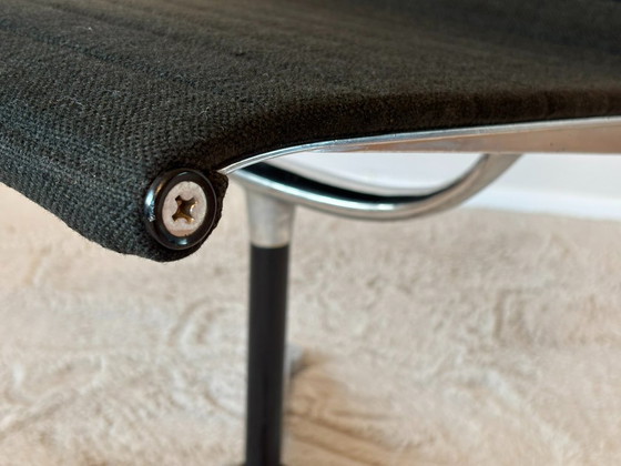 Image 1 of Chaise en aluminium modèle EA 105, conçue par Eames pour Herman Miller, années 1970