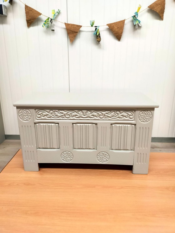 Image 1 of Coffre à couvertures vintage avec sculpture sur bois