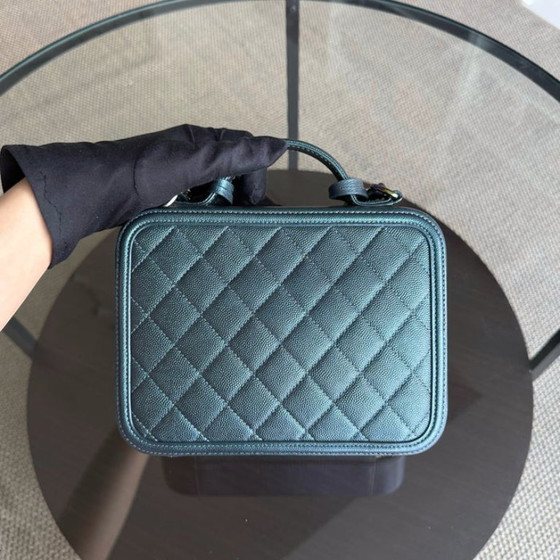 Image 1 of Chanel Filigraan Toilettas Medium - Caviar 21CM Irridiscent Donkergroen Goudkleurige Hardware Serie 26