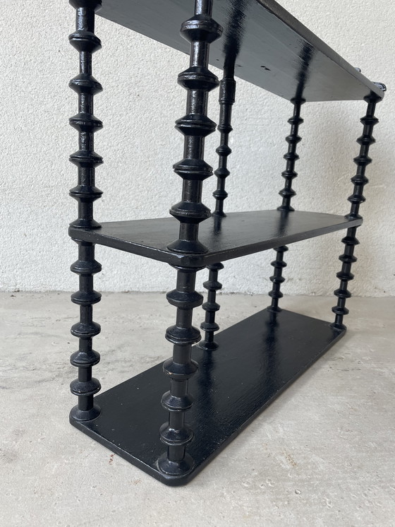 Image 1 of Vintage gedraaide houten volkskunst spoelhouder