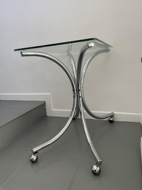Image 1 of Salontafel van chroom en glas met wielen
