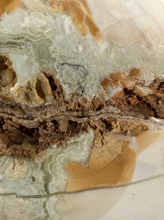 Image 1 of Dekoratives Duo – Gebänderte Kalzitkugel (Marmoronyx) und Kalzitkristall auf Sockeln