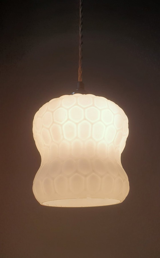 Image 1 of Set di 2 lampade a sospensione vintage - vetro opalino con trama a nido d'ape
