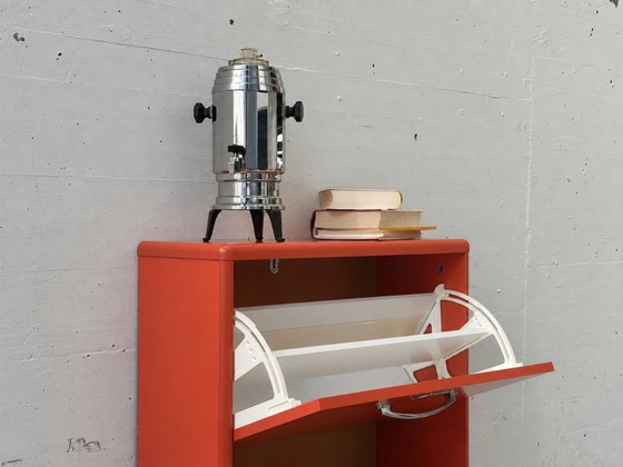 Tenzo Malibu Schuhschrank mit 3 Klappen, Retro Design in Rot, 1960er Jahre – Aufbewahrungsschrank, Metal (photo 6 of 10)