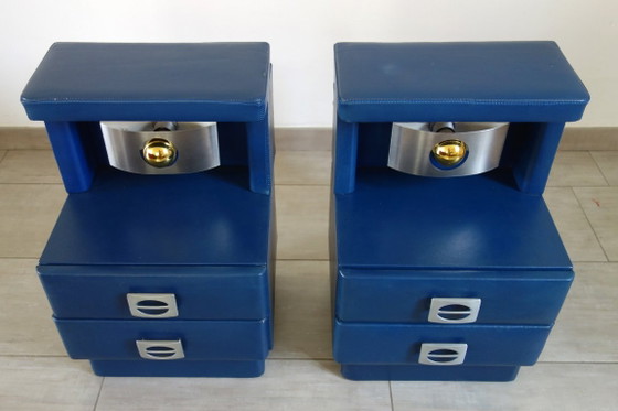 Exclusivo par de mesitas de noche de estilo futurista, fabricadas en piel sintética y aluminio cepillado, de (photo 7 of 17)