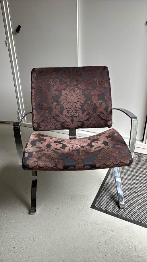 Fauteuil design noir avec structure en acier