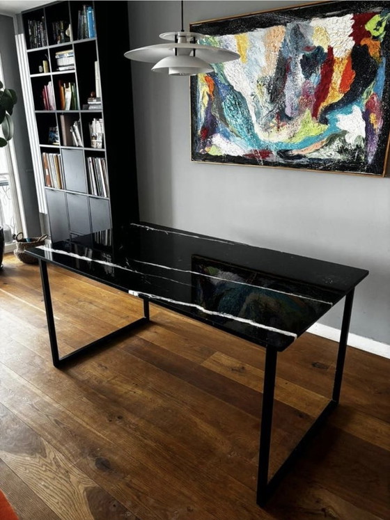 Image 1 of Table de salle à manger en marbre Nero Marquina, 160 x 90 cm, piètement en acier

