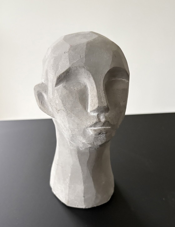 Image 1 of Statua di una testa stilizzata in cemento