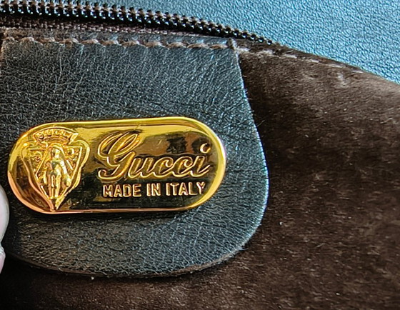 Image 1 of Rara borsa a tracolla vintage Gucci in pelle scamosciata e pelle con catena GG dorata e ciondolo con stemma – Made in Italy