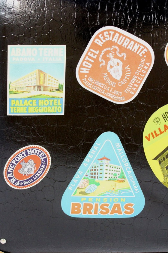 Image 1 of Valise en cuir vintage avec ses étiquettes d'origine, années 1950