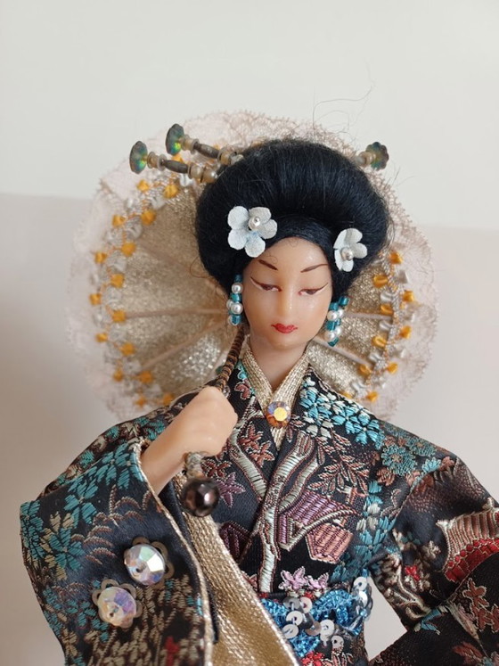 Image 1 of Set di statuette vintage di geisha giapponesi, dipinte a mano e ricche di dettagli.