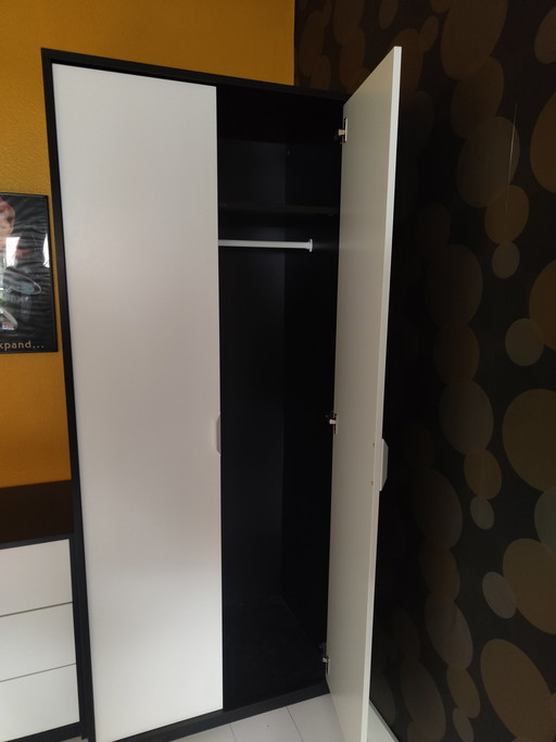 Ikea kledingkast plus bijbehorende ladekast