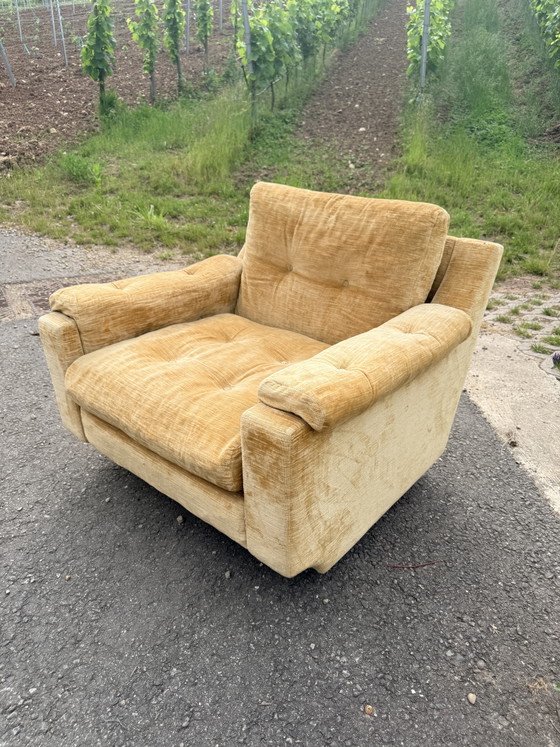 Image 1 of Extra grote fauteuil uit de jaren 70 in goudkleurig fluweel.
