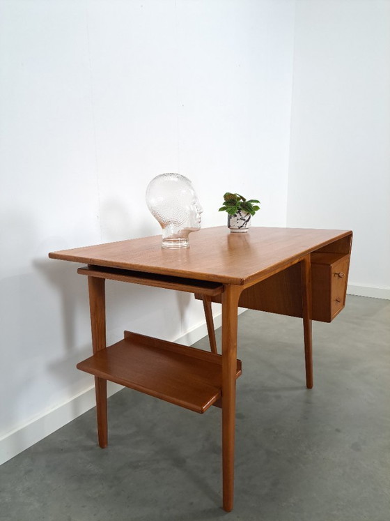 Image 1 of Teak vrijstaand partner bureau met schuine vormen, lades en extra uitschuifbaar werkblad