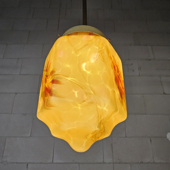 Image 1 of Suspension Art Déco ancienne en verre opalin marbré ambré